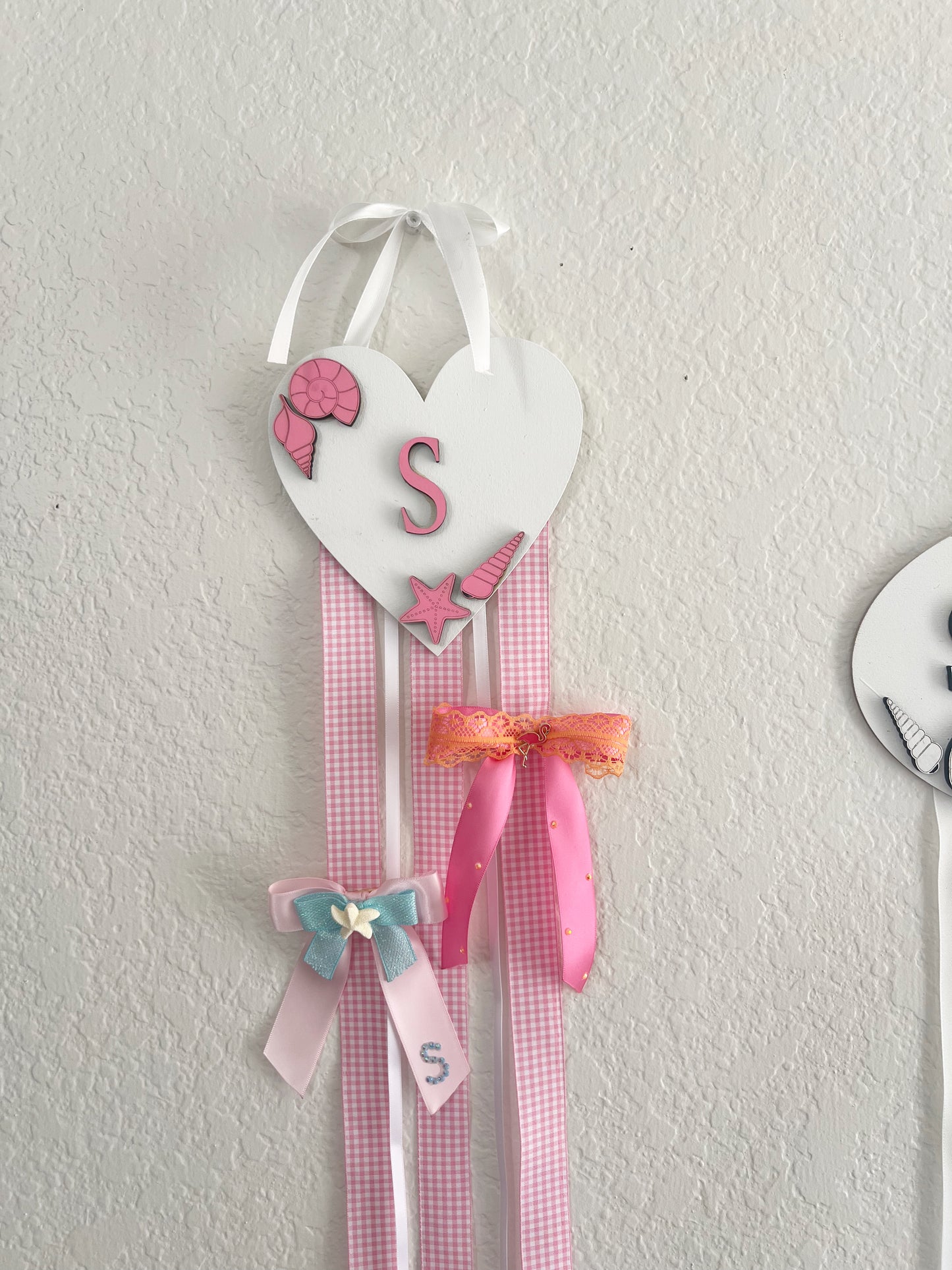 The pink coastal bow holder