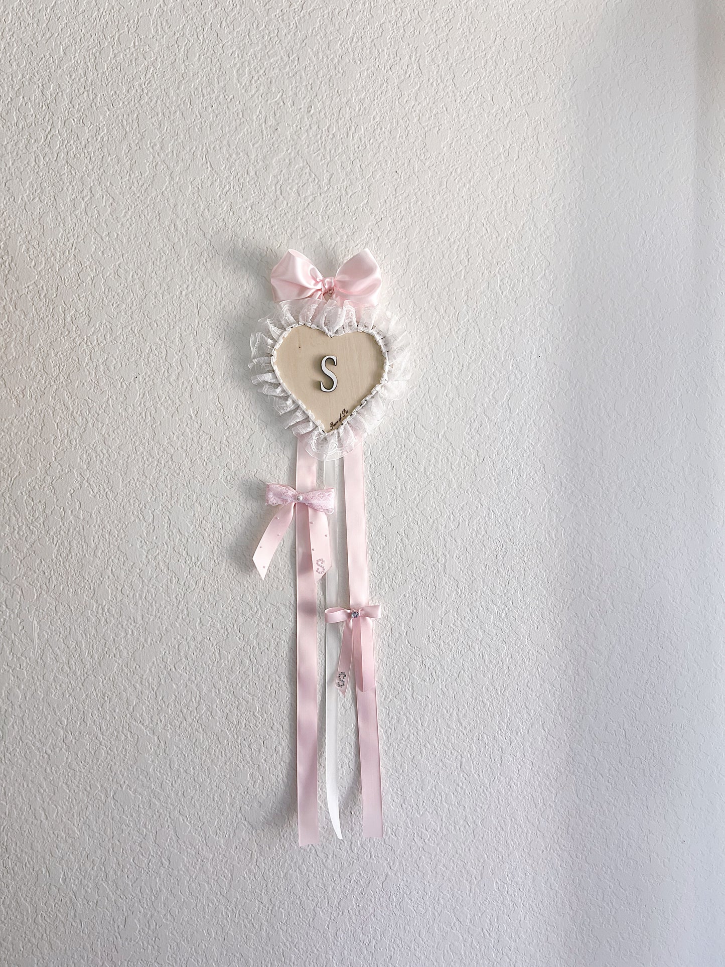 The wooden Ruffle Heart Bow Holder