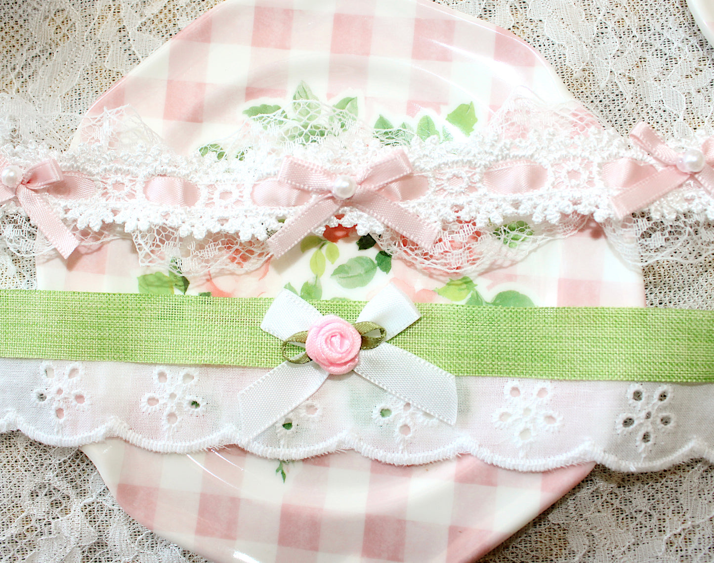 Doll face choker