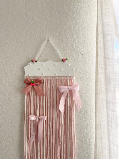 The soft pink yarn bow holder